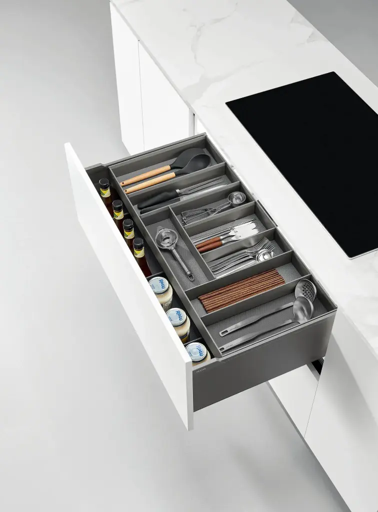 Encanto Pull-out Basket With Slideable Cutlery Tray